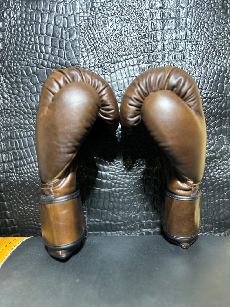 Vintage Leather Boxing Gloves – Retro Training & Sparring Gear